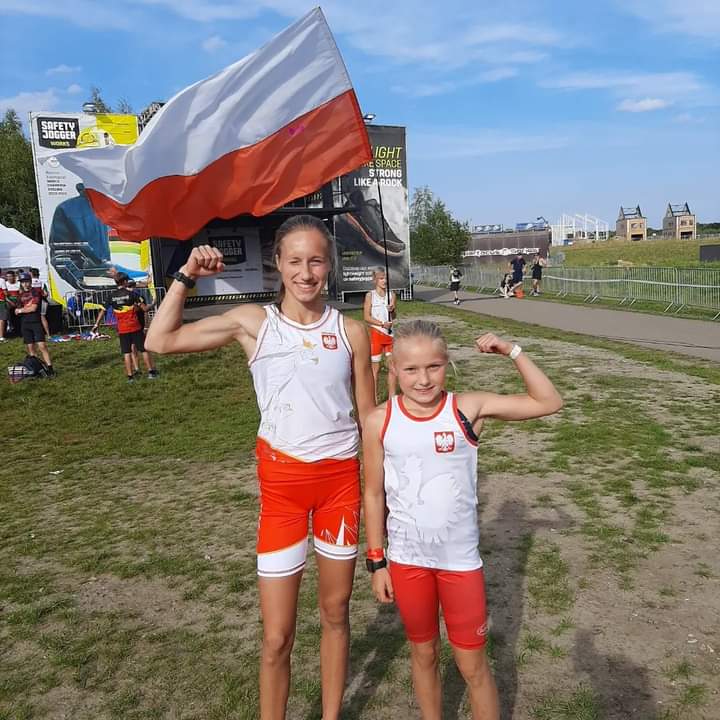 Siostry Teska podczas imprezy mistrzowskiej z flagą Polski