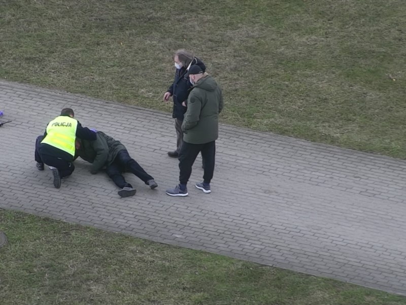 Interwencja przy mężczyźnie, który stracił przytomność na chodniku, fot. Komenda Miejska Policji w Gdyni