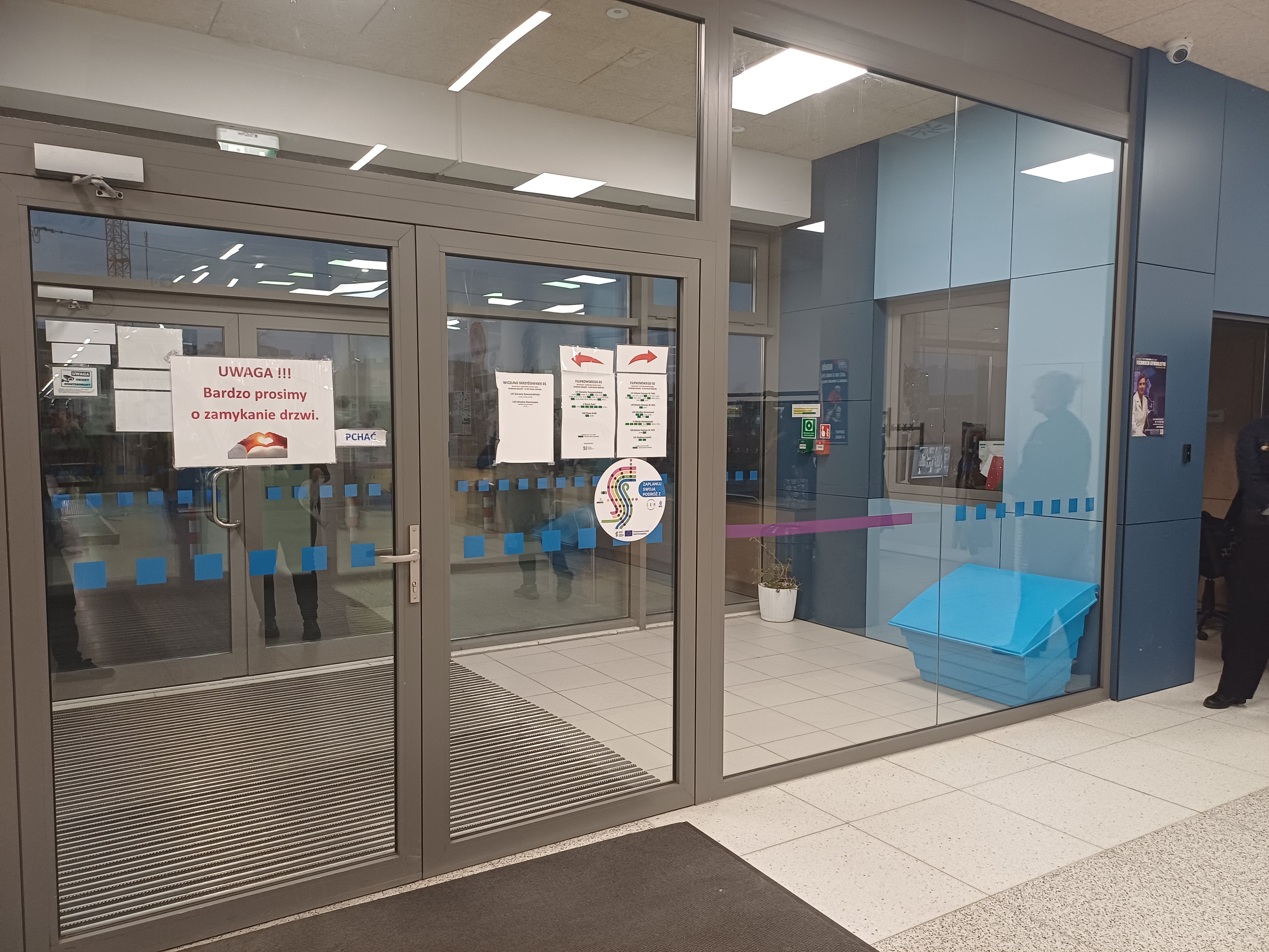 naklejka NFC wewnątrz budynku ZSO nr 8 na Chwarznie-Wiczllinie, fot. Gdynia Mobilna