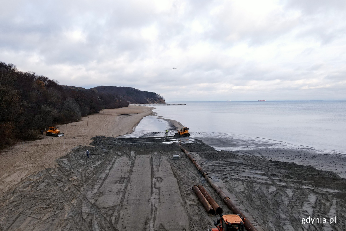 Refulacja plaży w Orłowie. Fot. Piotr Miszczyk