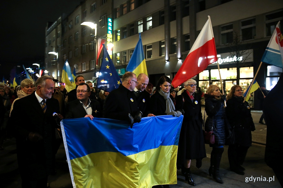 Marsz solidarności z zaatakowaną przez Rosję Ukrainą. Od lewej idą: prezydent Gdyni Wojciech Szczurek, Oleksandr Plodystyi – konsul generalny Ukrainy, wiceprezydenci Gdyni: Michał Guć, Bartosz Bartoszewicz i Katarzyna Gruszecka-Spychała oraz przewodnicząca Rady Miasta Gdyni Joanna Zielińska. Fot. Przemysław Kozłowski