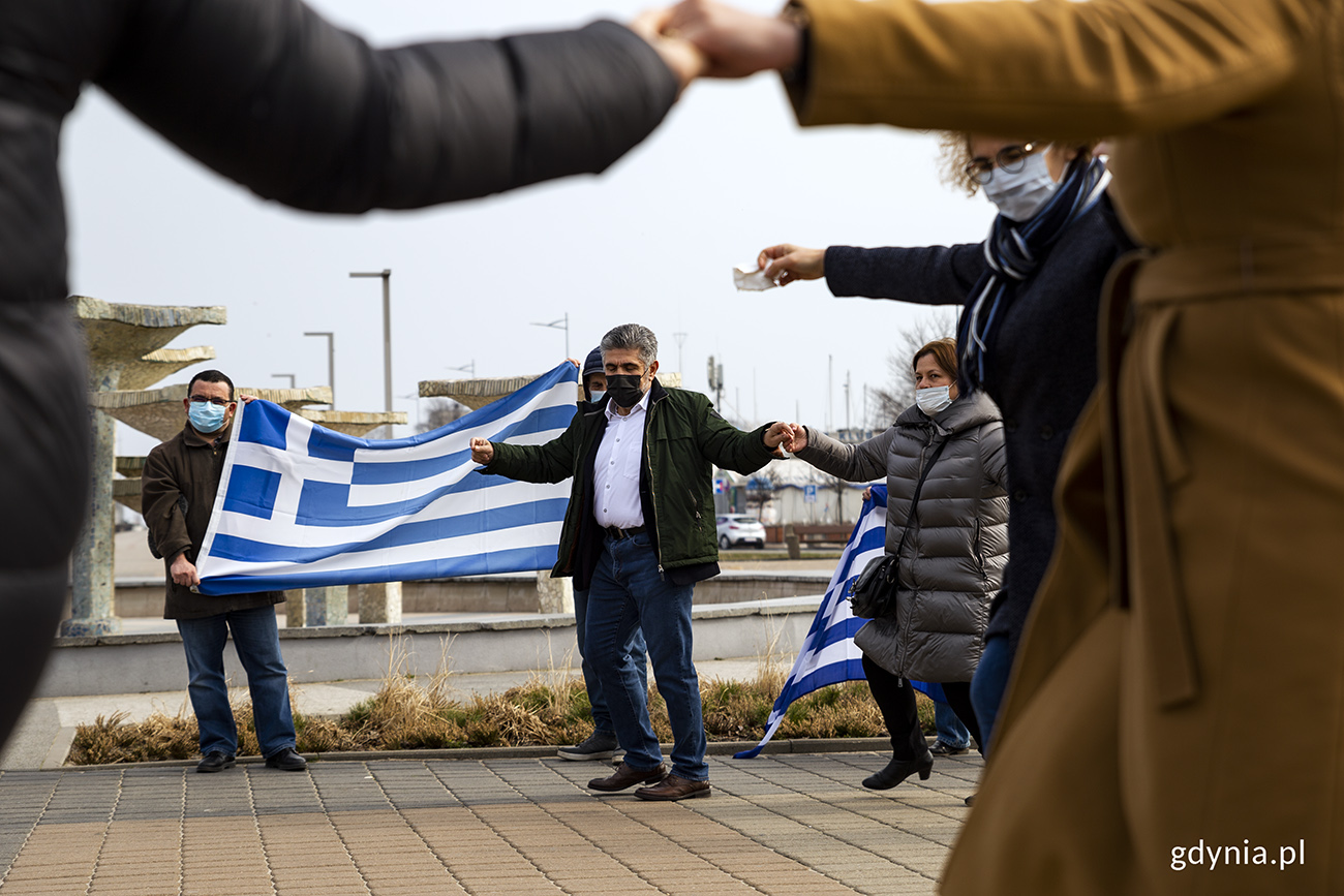 Pierwszą bardzo liczną grupą uchodźców, jaka przybyła do Gdyni, byli Grecy uciekający na przełomie lat 40. i 50. XX wieku przed wojną domową. Dziś w Gdyni żyje drugie i trzecie pokolenie uchodźców, w pełni zintegrowane i praktykujące greckie tradycje. N/z obchody greckiego święta niepodległości w 2021 roku. Fot. Przemysław Kozłowski