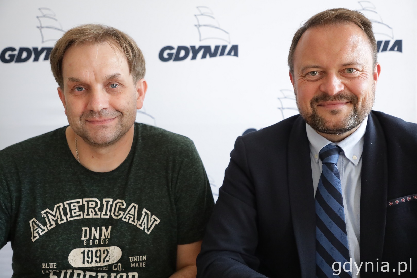 Mieszkańcy spotkali się z wiceprezydentem Gdyni Markiem Łucykiem i w jego obecności podpisali umowy / fot. D. Kowalski