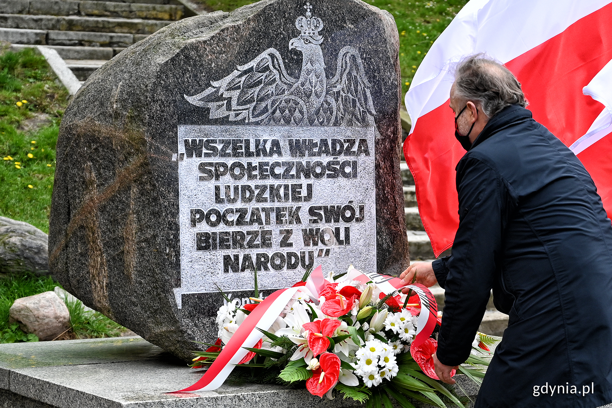 Na zdjęciu obok prezydent Wojciech Szczurek składa kwiaty pod pomnikiem Konstytucji 3 Maja/fot. Michał Puszczewicz