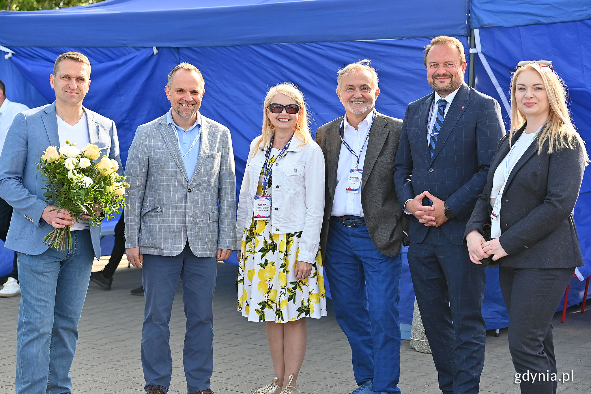 Na zdj. stoją (od lewej): wójt gminy Kosakowo Marcin Majek, Leszek Kordyl, członek zarządu UBM, wiceprzewodnicząca Rady Miasta Gdyni Elżbieta Śierżęga, prezydent Gdyni Wojciech Szczurek, wiceprezydent Gdyni Marek Łucyk i Anna Głodowska, dyrektor Galerii Szperk