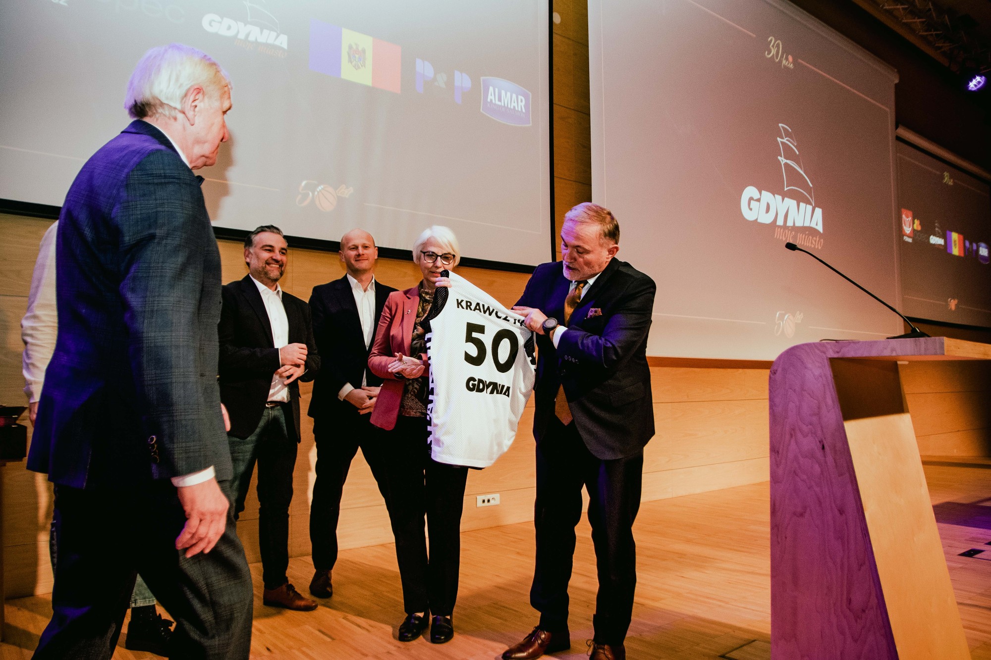 Prezydent Gdyni wręcza koszulkę jubiletowi