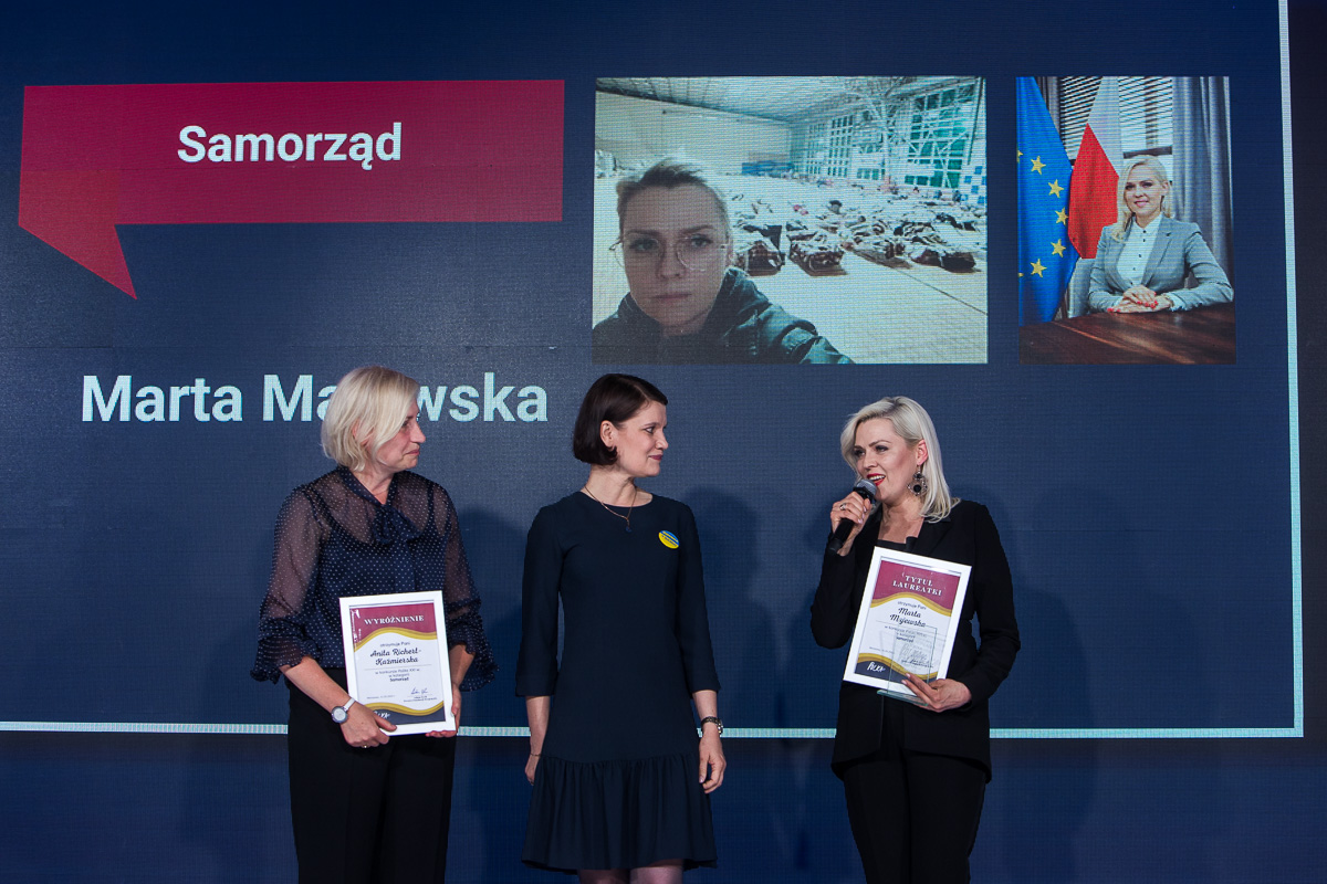 Od lewej: dr inż. Anita Richert–Kaźmierska – autorka i koordynatorka innowacyjnych programów edukacyjnych, Katarzyna Gruszecka-Spychała - wiceprezydent Gdyni ds. gospodarki i członek kapituły konkursu "Polka XXI wieku" oraz Marta Majewska – burmistrz Hrubieszowa, laureatka nagrody w konkursie "Polka XXI wieku" w kategorii "Samorząd" // fot. materiały Fundacji Projekt PL