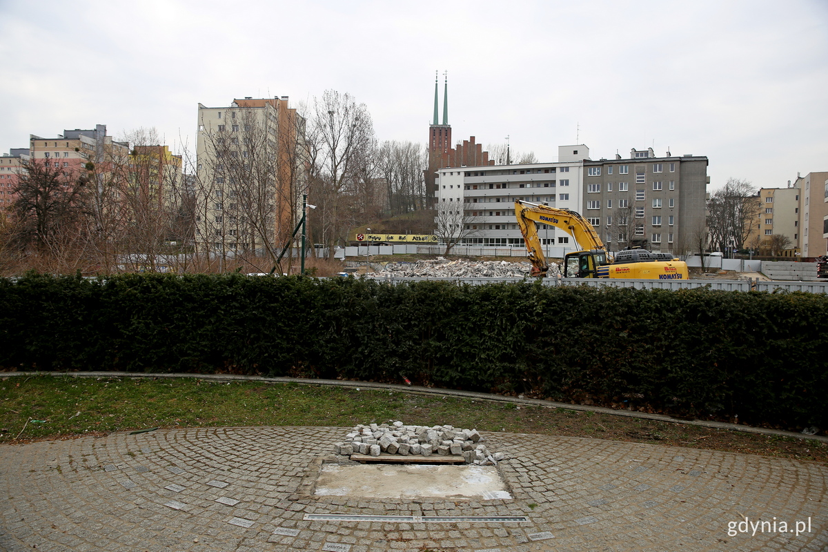 Miejsce, w którym wcześniej znajdował się pomnik - tuż za nim plac budowy ostatniego etapu Parku Centralnego z podziemnym parkingiem, fot. Przemysław Kozłowski