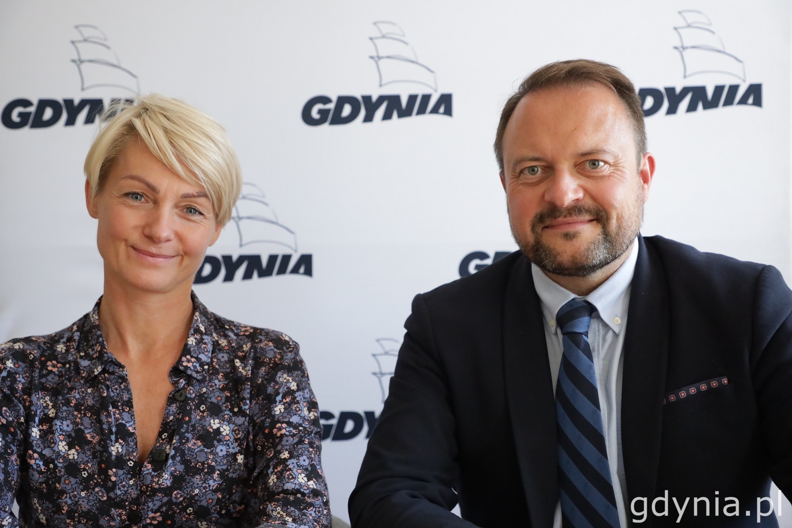 Mieszkańcy spotkali się z wiceprezydentem Gdyni Markiem Łucykiem i w jego obecności podpisali umowy / fot. D. Kowalski