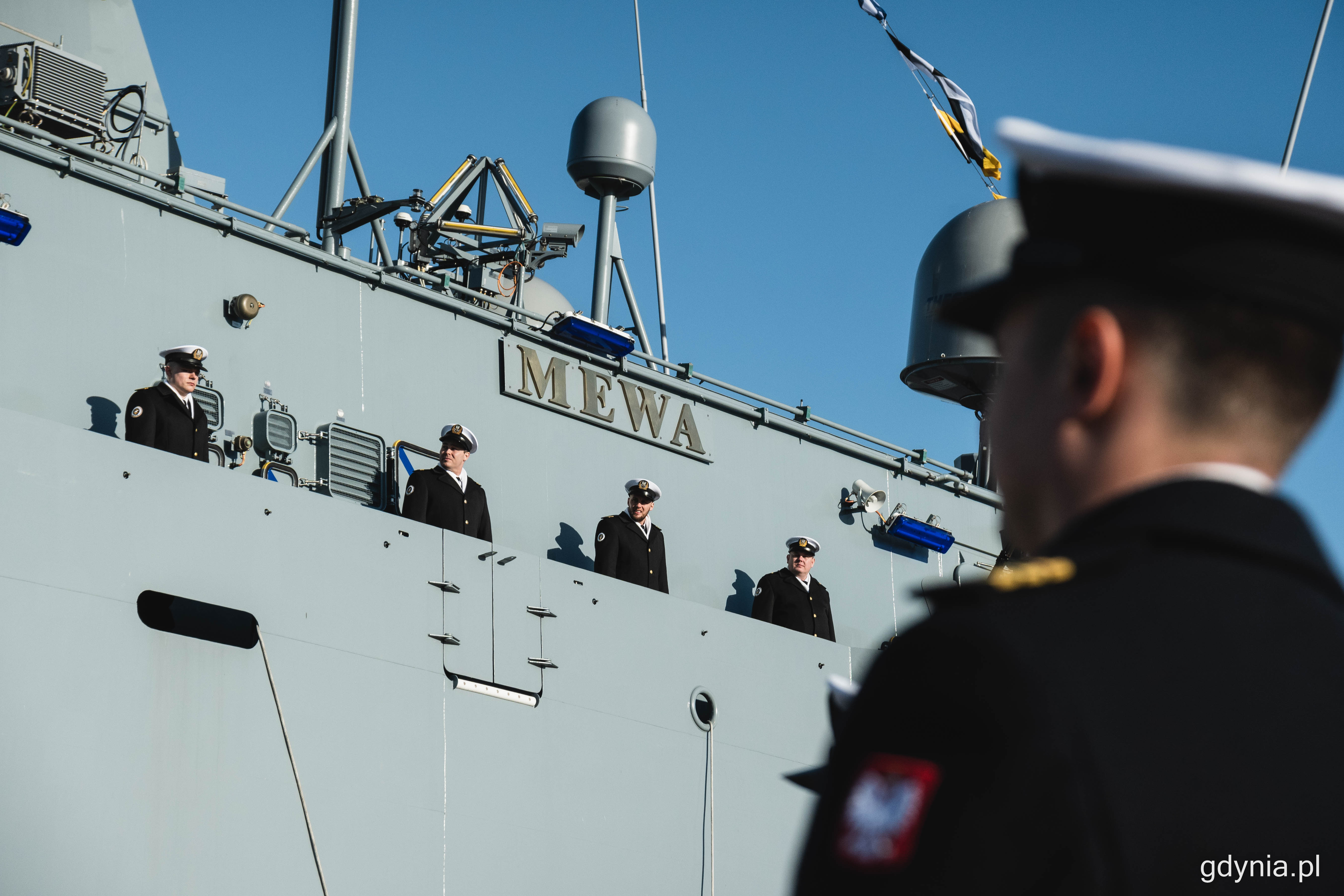 Załoga ORP Mewa podczas uroczystego wciągnięcia pierwszej bandery, fot. Kamil Złoch