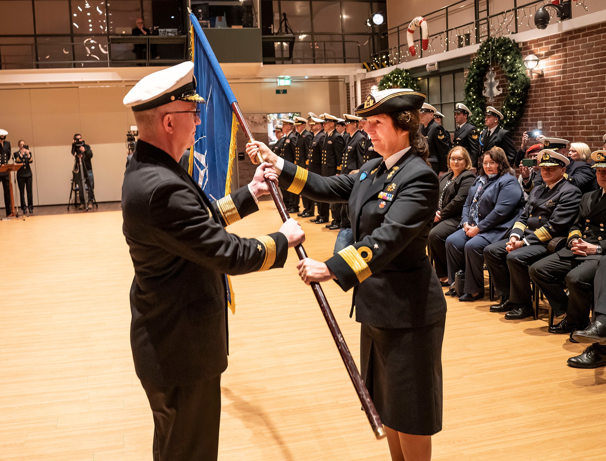kmdr Jeanette Morang przekazuje flagę NATO kadm. Thorstenowi Marxowi - obecnemu dowódcy SNMG-1// fot. COM_SNMG1, René Tas, Koninklijke Marine
