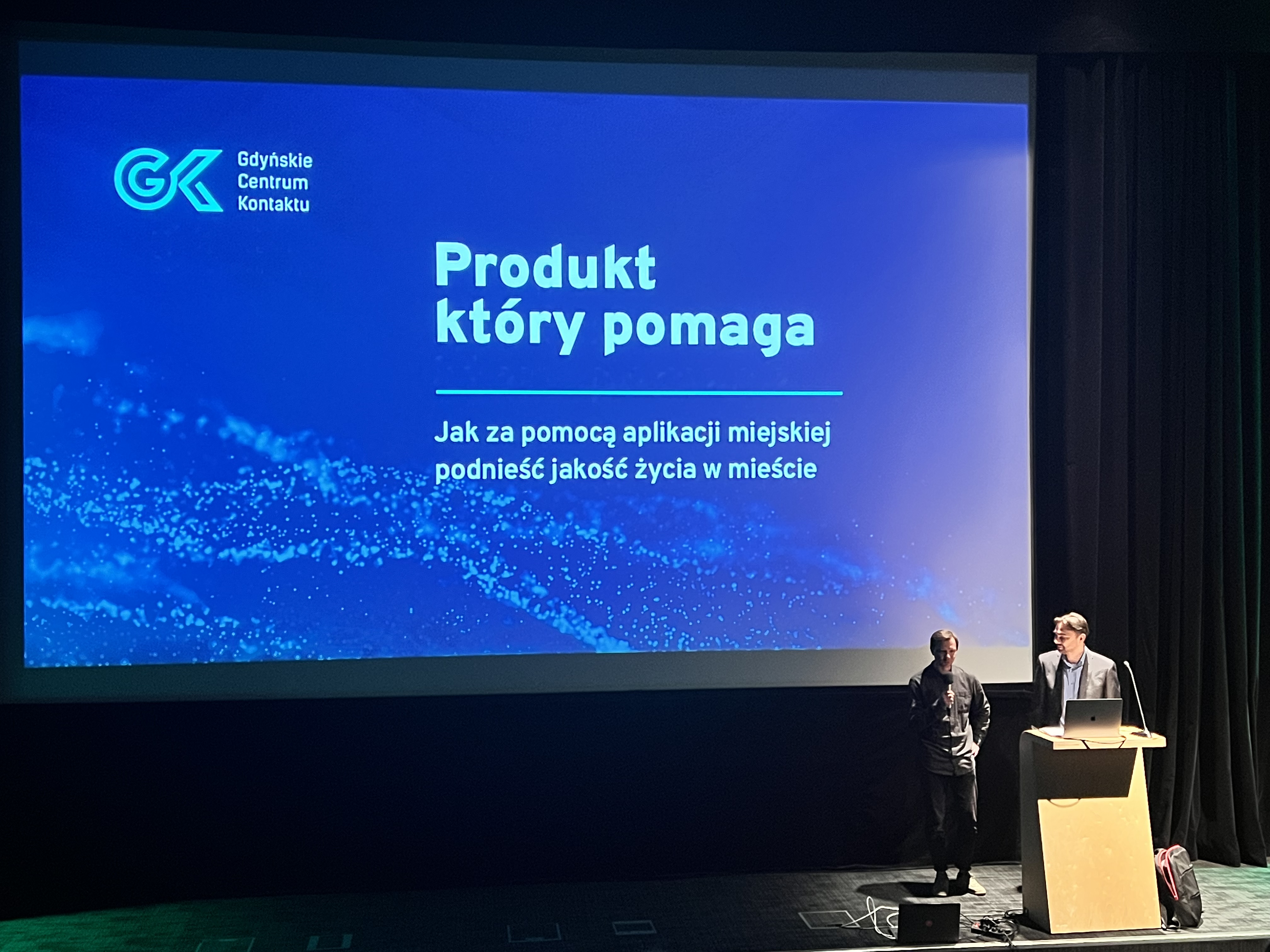 Gdyńska prezentacja: Produkt, który pomaga. Na zdj. (z prawej) Piotr Wiśniewski i Oskar Zamek-Gliszczyńśki // fot. Monika Marszałkowska