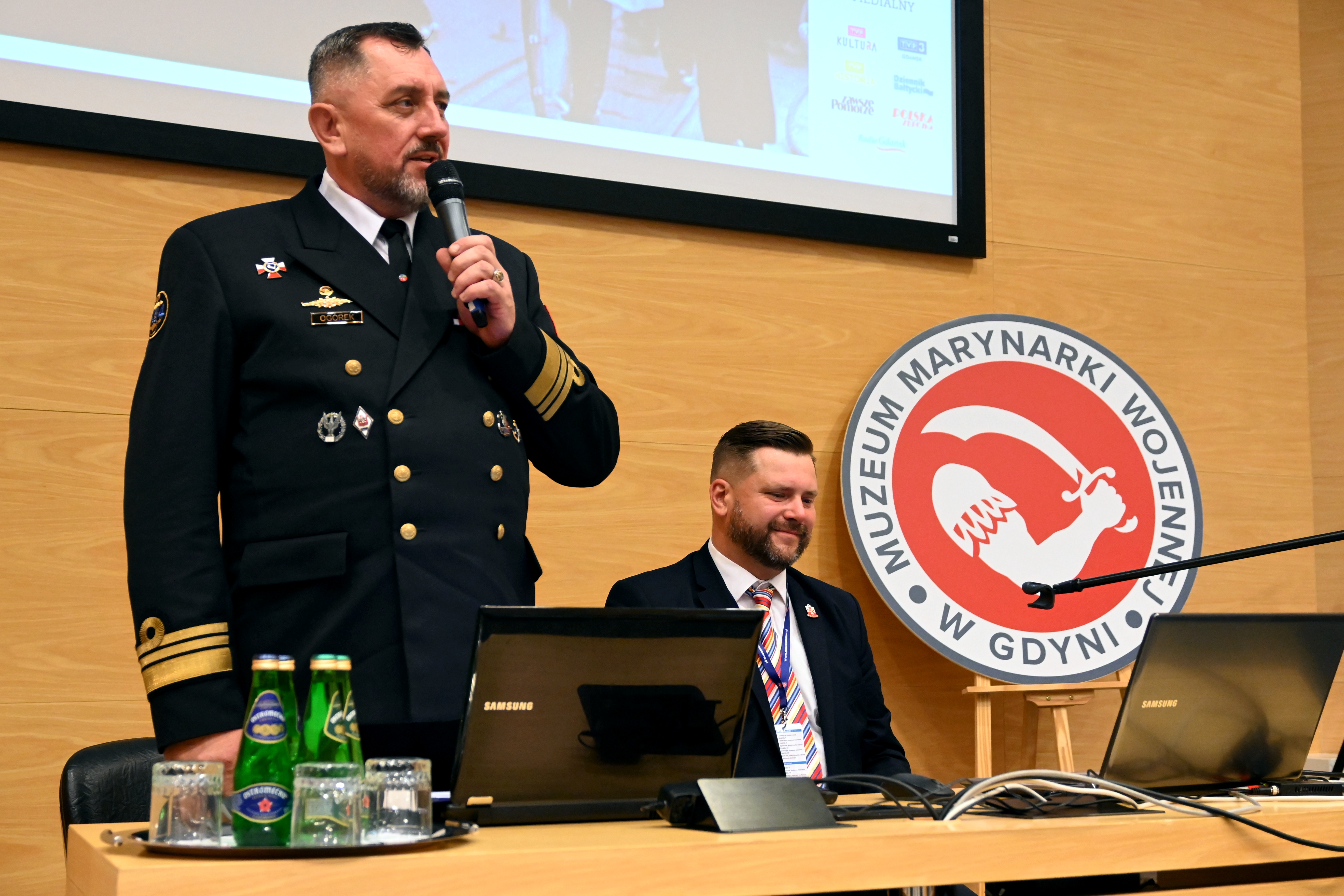 Jeden z konferencyjnych paneli poprowadził  kmdr por. Paweł Ogórek - dowódca okrętu ORP "Błyskawica" (po lewej) // fot. Magdalena Czernek