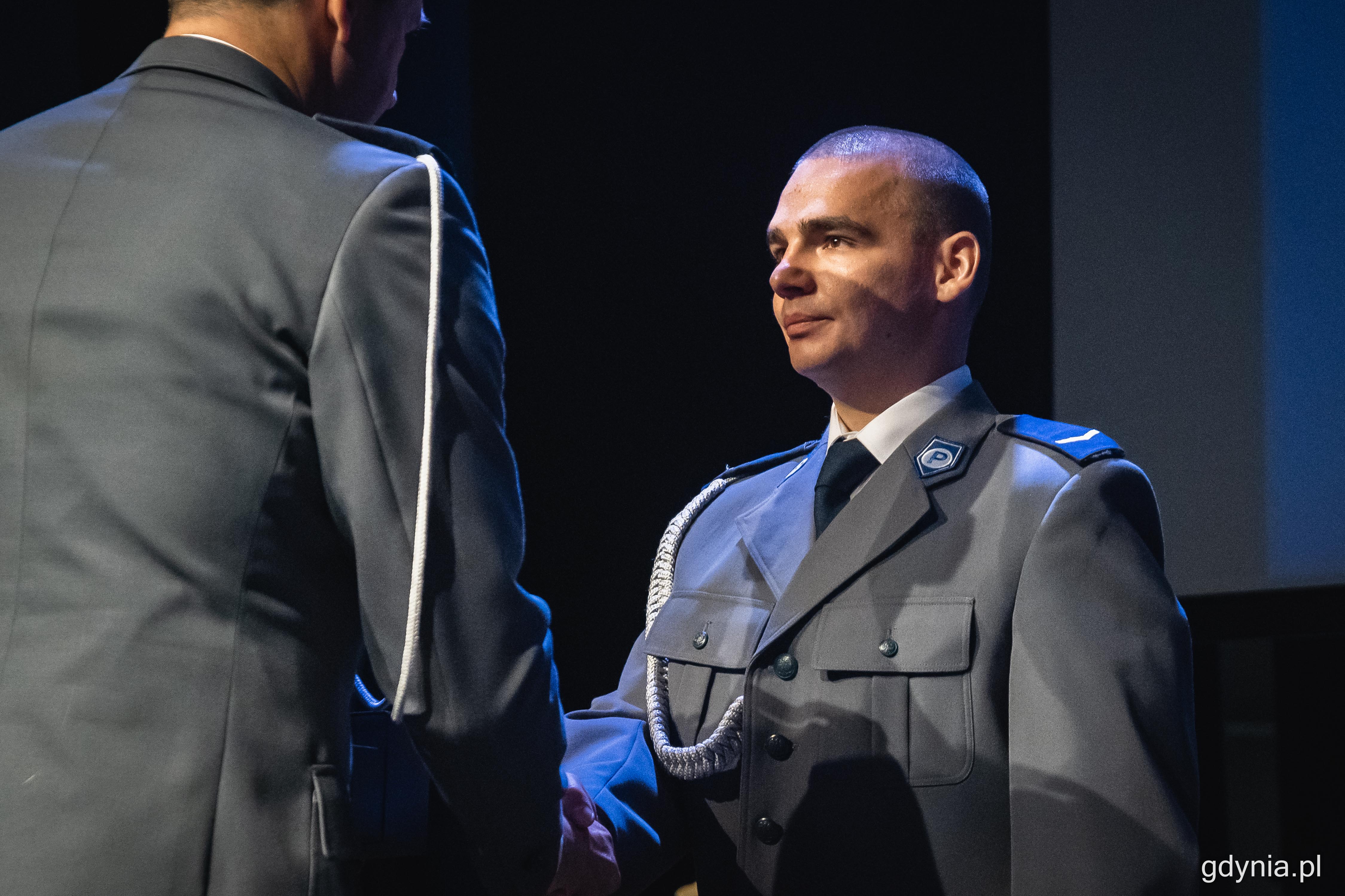 Sierżant Arkadiusz Sarnowski, policjant z komisariatu w gdyńskim Śródmieściu w lipcu zeszłego roku odebrał nagrodę podczas lokalnych obchodów Święta Policji, fot. Kamil Złoch / archiwalne