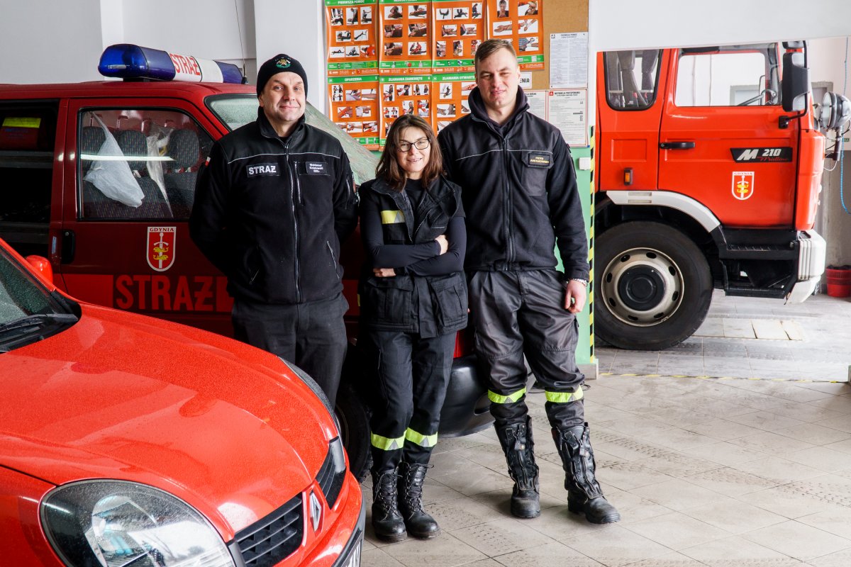 Na zdjęciu Wiesława Kolatowska (w środku), strażaczka-ochotniczna z gdyńskiego OSP Wiczlino, fot. Laboratorium Innowacji Społecznych / archiwalne