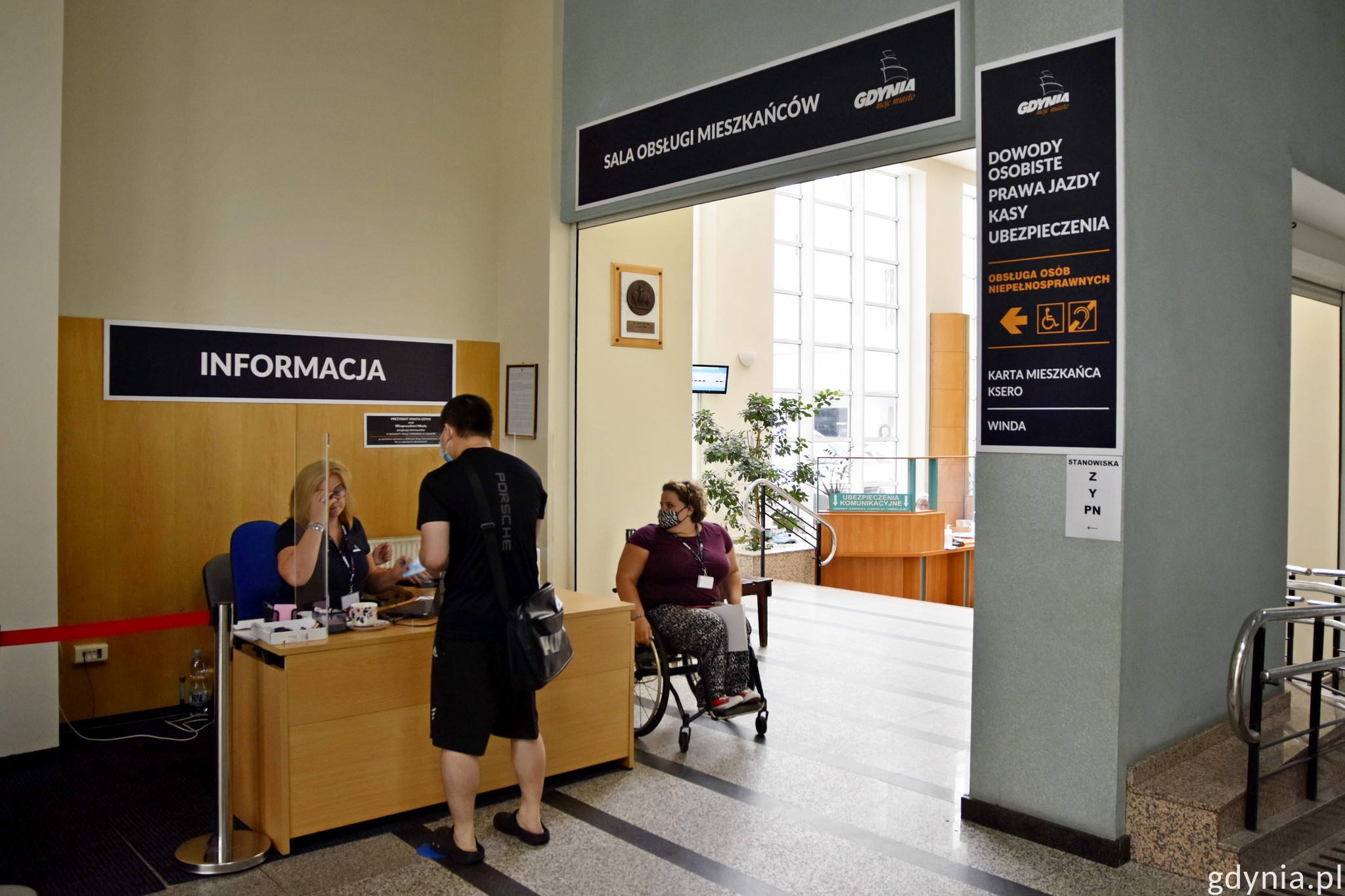 Wejście na salę obsługi mieszkańców w budynku Urzędu Miasta Gdyni.