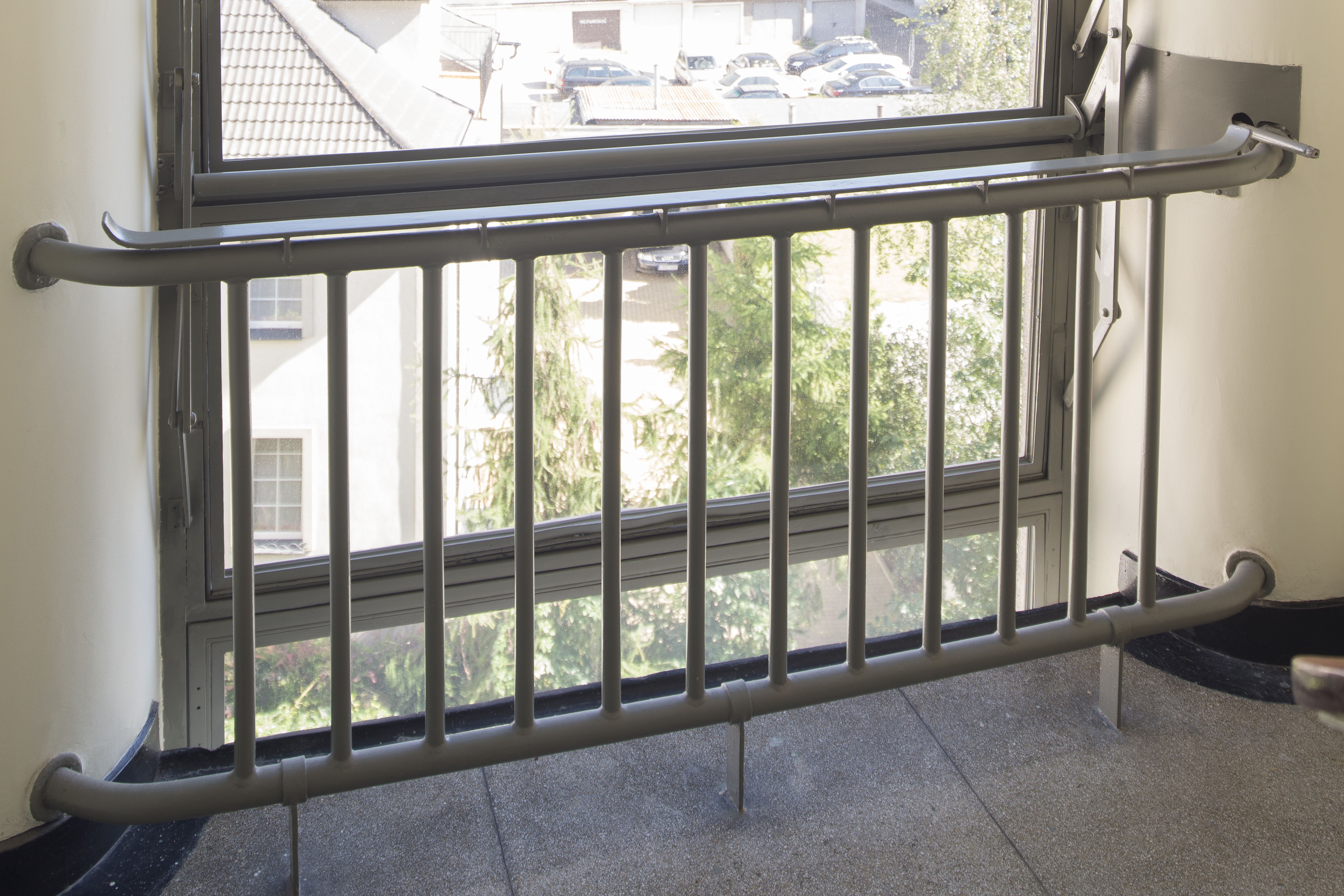 Grzejnik w formie balustrady na klatce schodowej budynku przy ul. 3 Maja 27-31