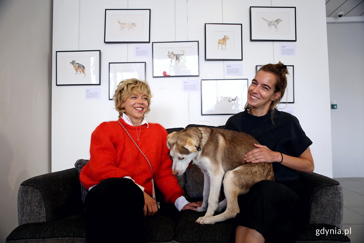 Aktorka Marianna Zydek odwiedziła wystawę ze swoim psem i spotkała się z autorką prac - Zofią Różycką // fot. Przemysław Kozłowski