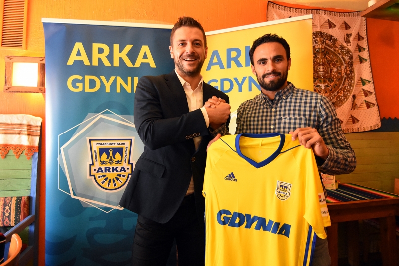 Prezes Arki, Wojciech Pertkiewicz i Enrique Esqueda po podpisaniu kontraktu, fot. www.arka.gdynia.pl