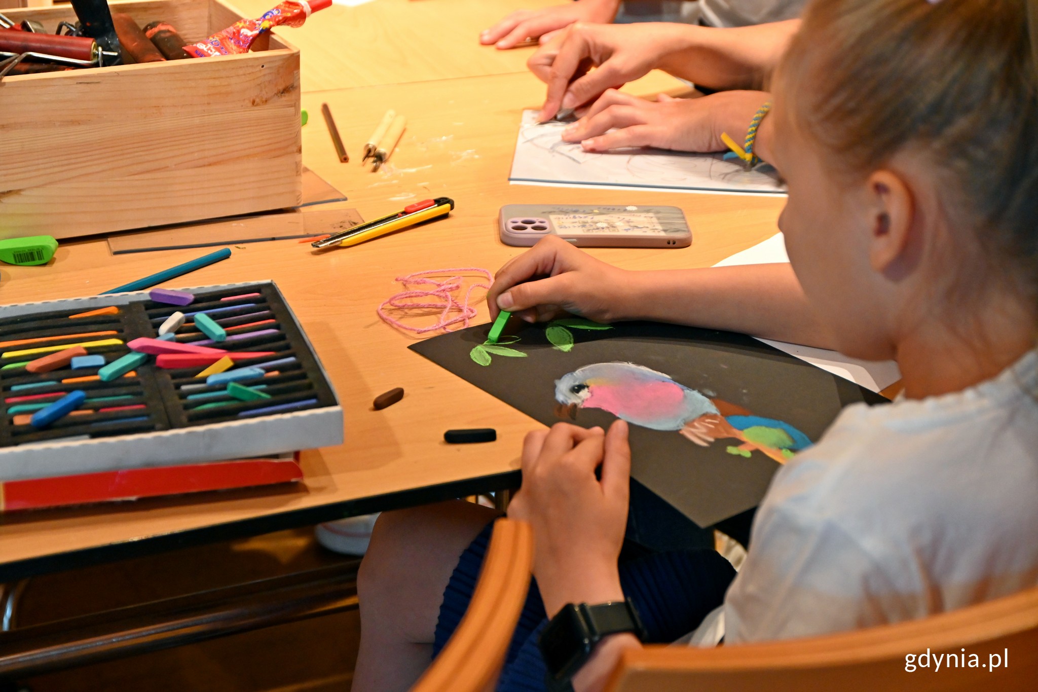 Dzieci z Ukrainy uczestniczące w zajęciach w świetlicy Muzeum Miasta Gdyni mogą m.in. malować. Na zdjęciu rysynek ptaka stworzony przez jedną z uczestniczek // fot. Magdalena Czernek