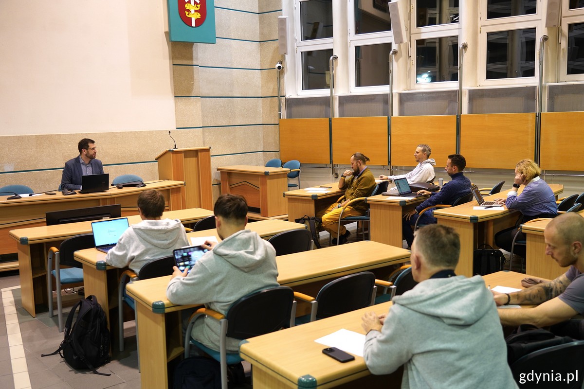 Członkowie i członkinie Rady ds. Mężczyzn na posiedzeniu w sali obrad