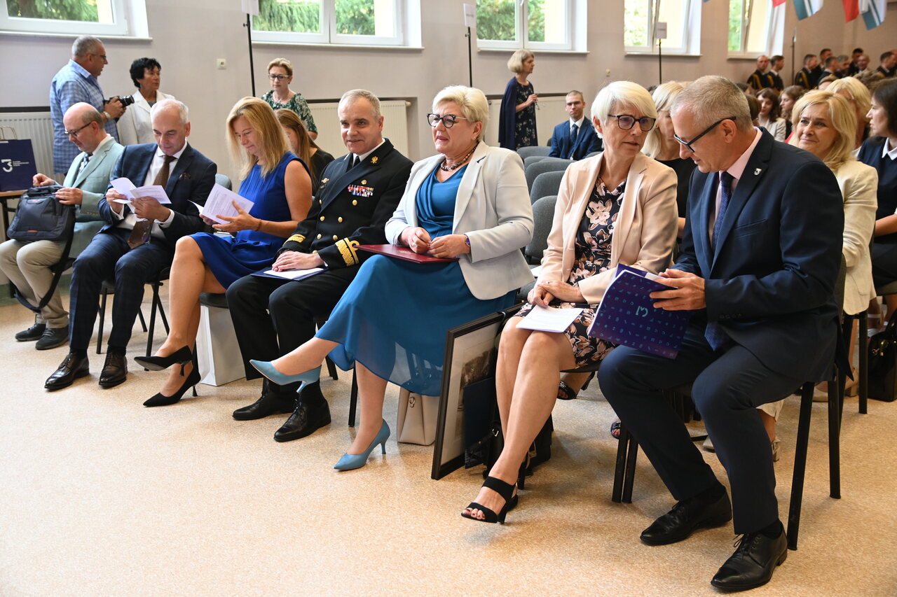 Podwójny jubileusz III LO im. Marynarki Wojennej w Gdyni - na zdjęciu m.in. Joanna Zielińska – Przewodnicząca Rady Miasta Gdyni, Wiesław Kosakowski, dyrektor III LO, Małgorzata Bielang – Pomorska Kurator Oświaty, kontradmirał Włodzimierz Kułagin – Szef Zarządu Uzbrojenia Inspektoratu Mar. Wojennej, dr Barbara Wikieł – Prorektor Politechniki Gdańskiej ds. studenckich, prof. PG, dr hab. Arnold Kłonczyński – Prorektor Uniw.Gda. ds. studentów i jakości kształcenia, prof.UG, dr hab. Bogusław Gogol, prof. AMW, kmdr ppor. Krzysztof Nowakowski – AMW w Gdyni