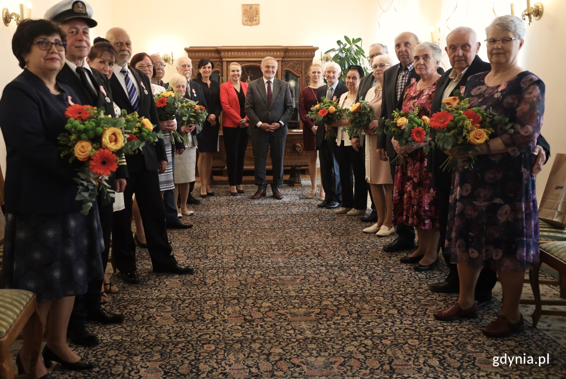 Jubilaci wraz z prezydentem Gdyni Wojciechem Szczurkiem oraz pracownicami USC w Gdyni
