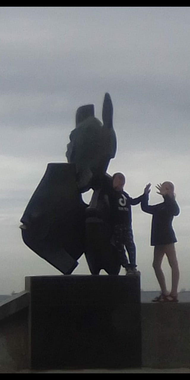 Dziewczynki stojące przy pomniku