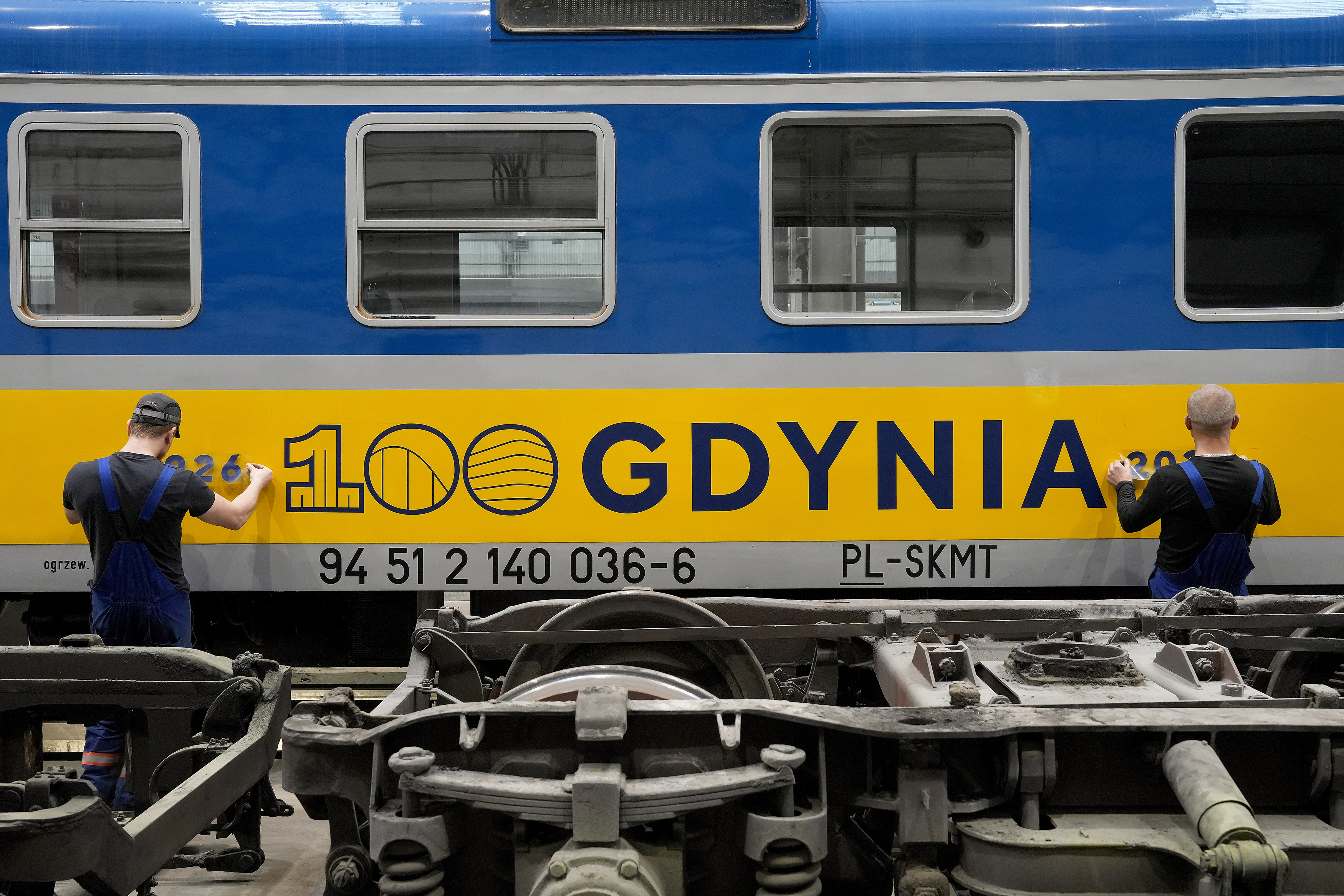 Prace przygotowawcze i naklejanie logo stulecia Gdyni na wagon jubileuszowego pociągu SKM (fot. Mirosław Pieślak) 
