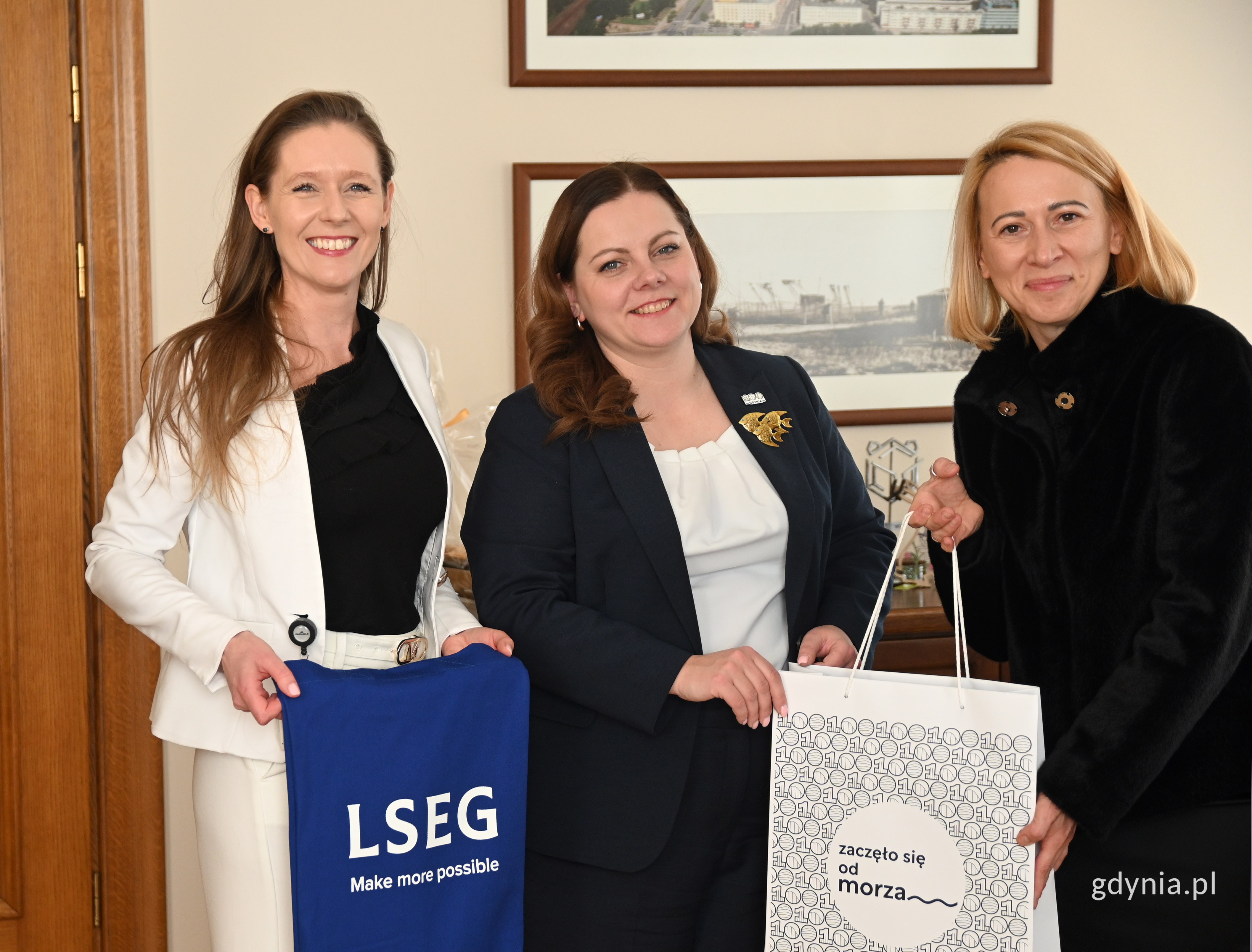 na zdjęciu Joanna Mazur i Agata Witczak z LSEG z prezydent Aleksandrą Kosiorek