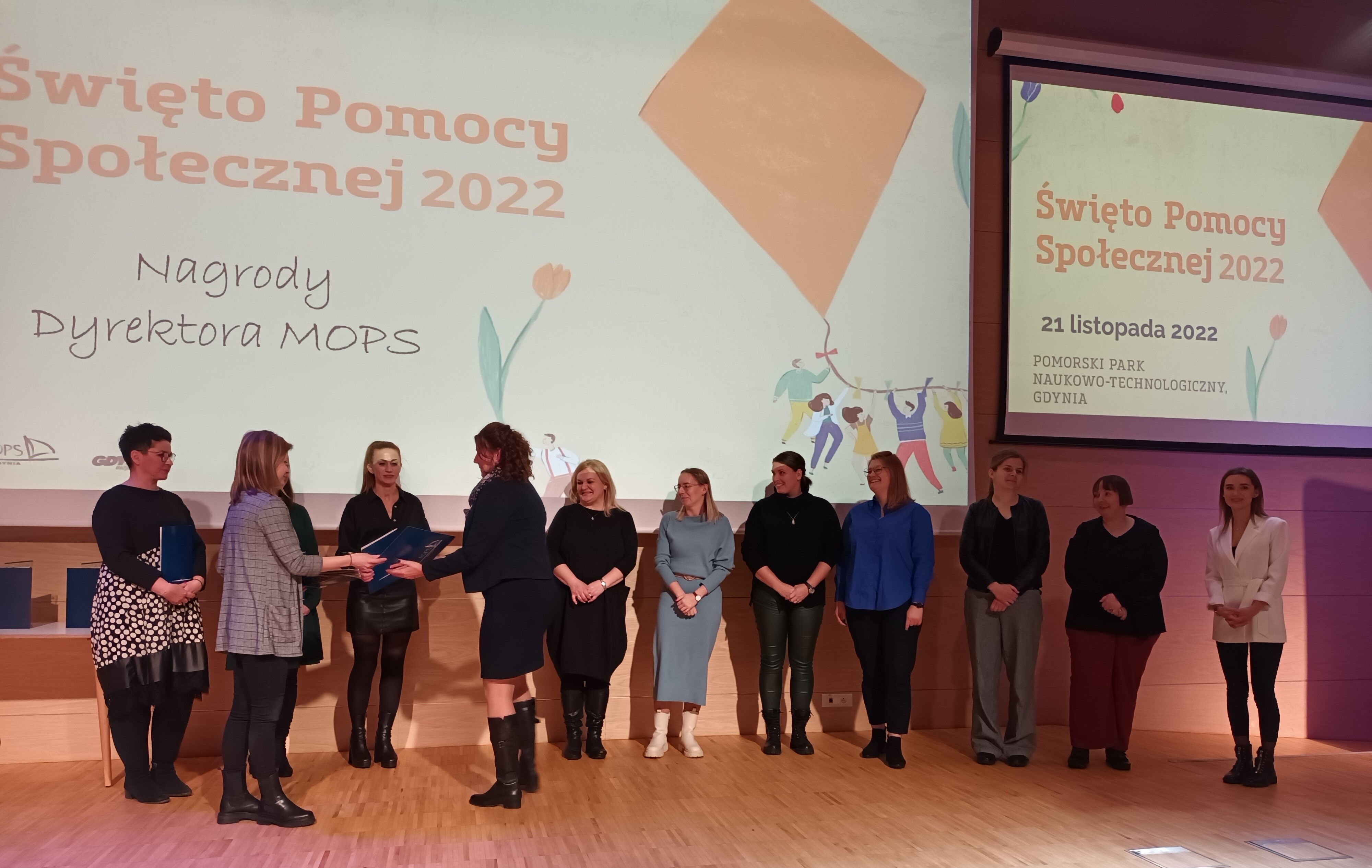 Wręczanie nagród osobom na scenie