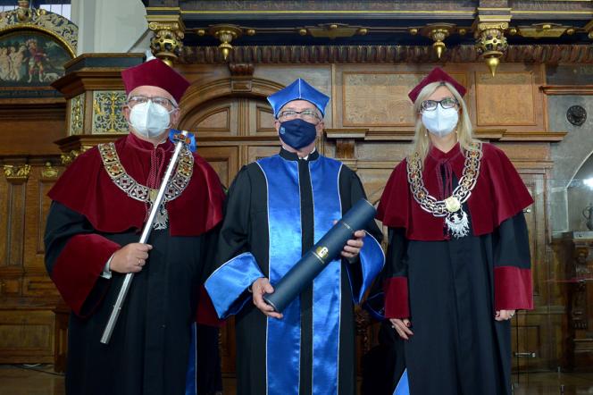 Na zdjęciu od lewej: prof. Krzysztof Bielawski, prorektor Uniwersytetu Gdańskiego ds. rozwoju i współpracy z gospodarką; prof. Edmund Wittbrodt z Politechniki Gdańskiej, doktor honoris causa Uniwersytetu Gdańskiego oraz dr hab. Aneta Oniszczuk-Jastrząbek, prof. UG, prorektor Uniwersytetu Gdańskiego ds. informatyzacji i promocji // fot. Krzysztof Krzempek/Politechnika Gdańska