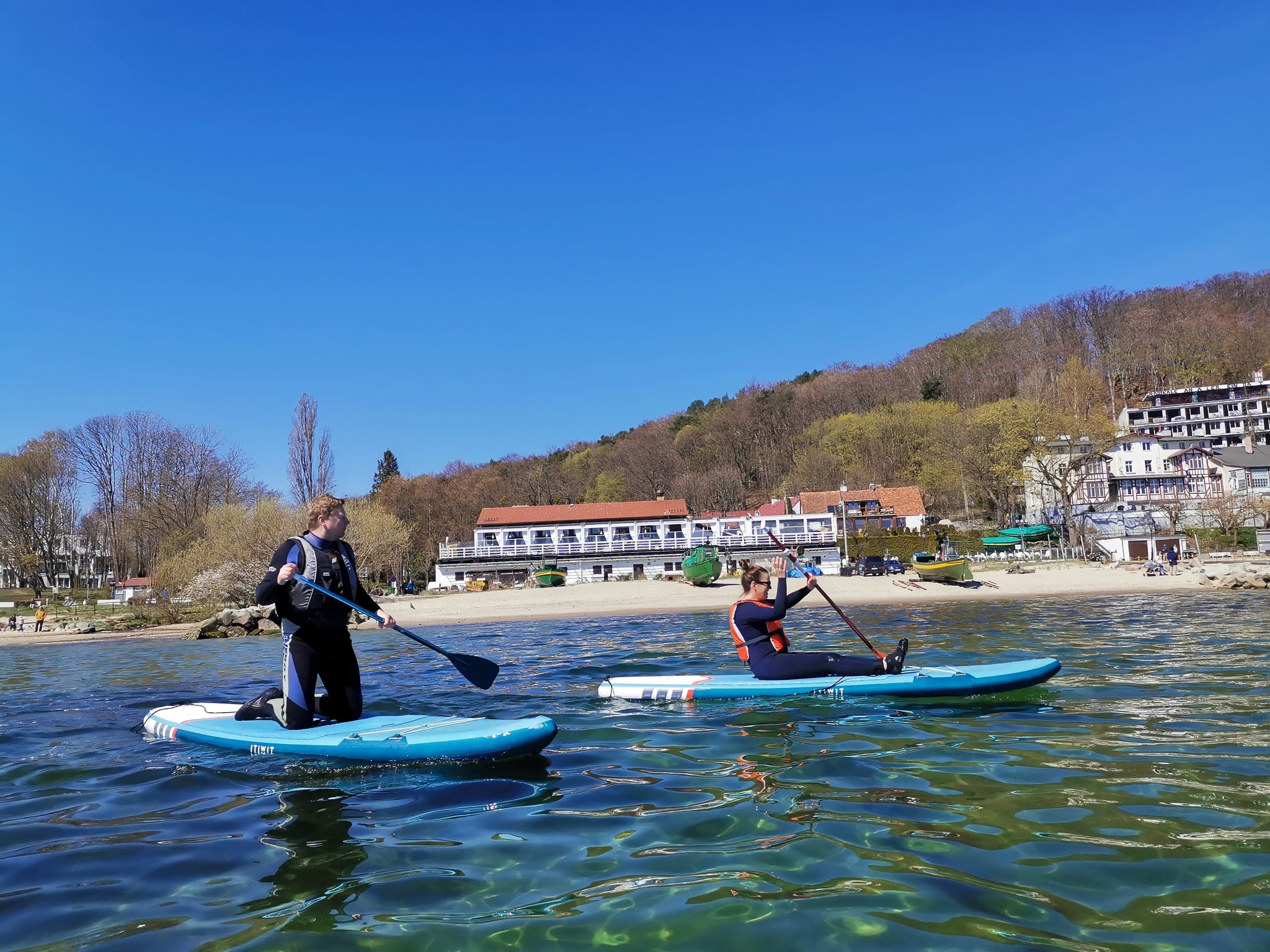 Przepływka SUP-ami w Orłowie. Fot. Stowarzyszenie Orłowo przy plaży