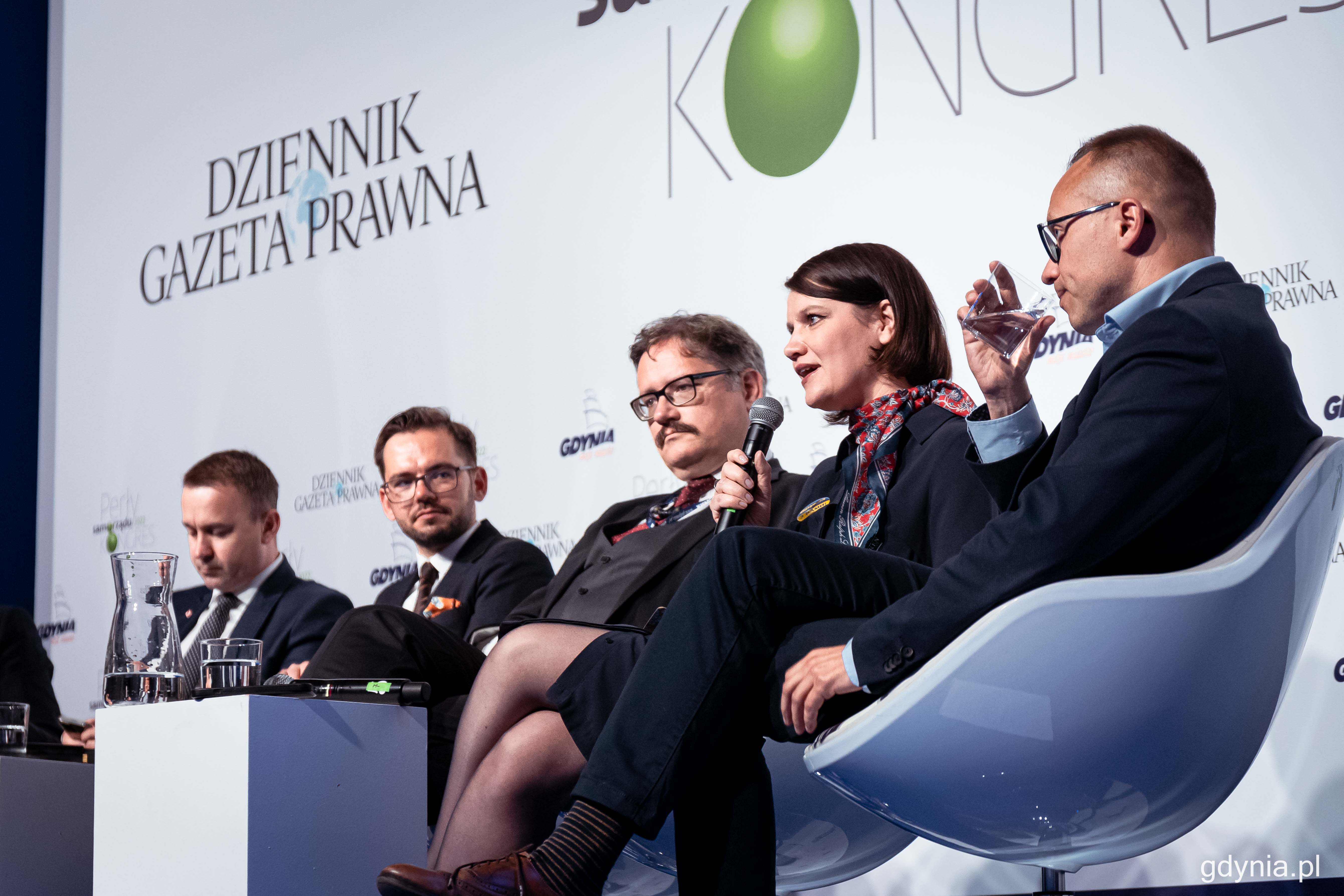 Uczestnicy sesji plenarnej „Polski Ład czy „Polski Rozkład” – czyli co się dzieje w samorządowych finansach”. Od prawej: Artur Soboń – sekretarz stanu w Ministerstwie finansów oraz pełnomocnik rządu ds. rozwoju lokalnego, Katarzyna Gruszecka-Spychała – wiceprezydent Gdyni ds. gospodarki, Grzegorz Kubalski – zastępca dyrektora Biura Związku Powiatów Polskich, Krzysztof Koman – prezes zarządu CentroPolis, Michał Cieślak – członek Rady Ministrów // fot. Kamil Złoch
