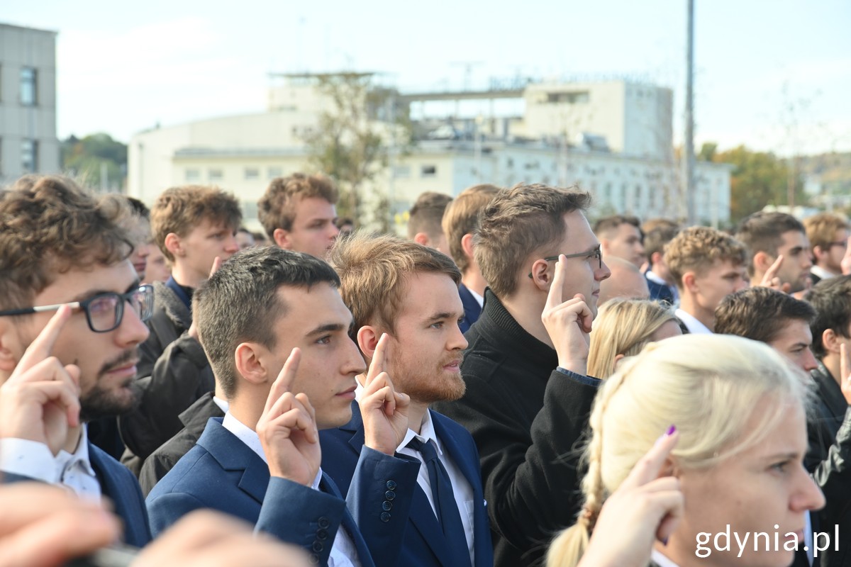 Inauguracja roku akademickiego 2022-2023 przy nabrzeżu Pomorskim. Ślubowanie nowych studentów // fot. Magda Śliżewska