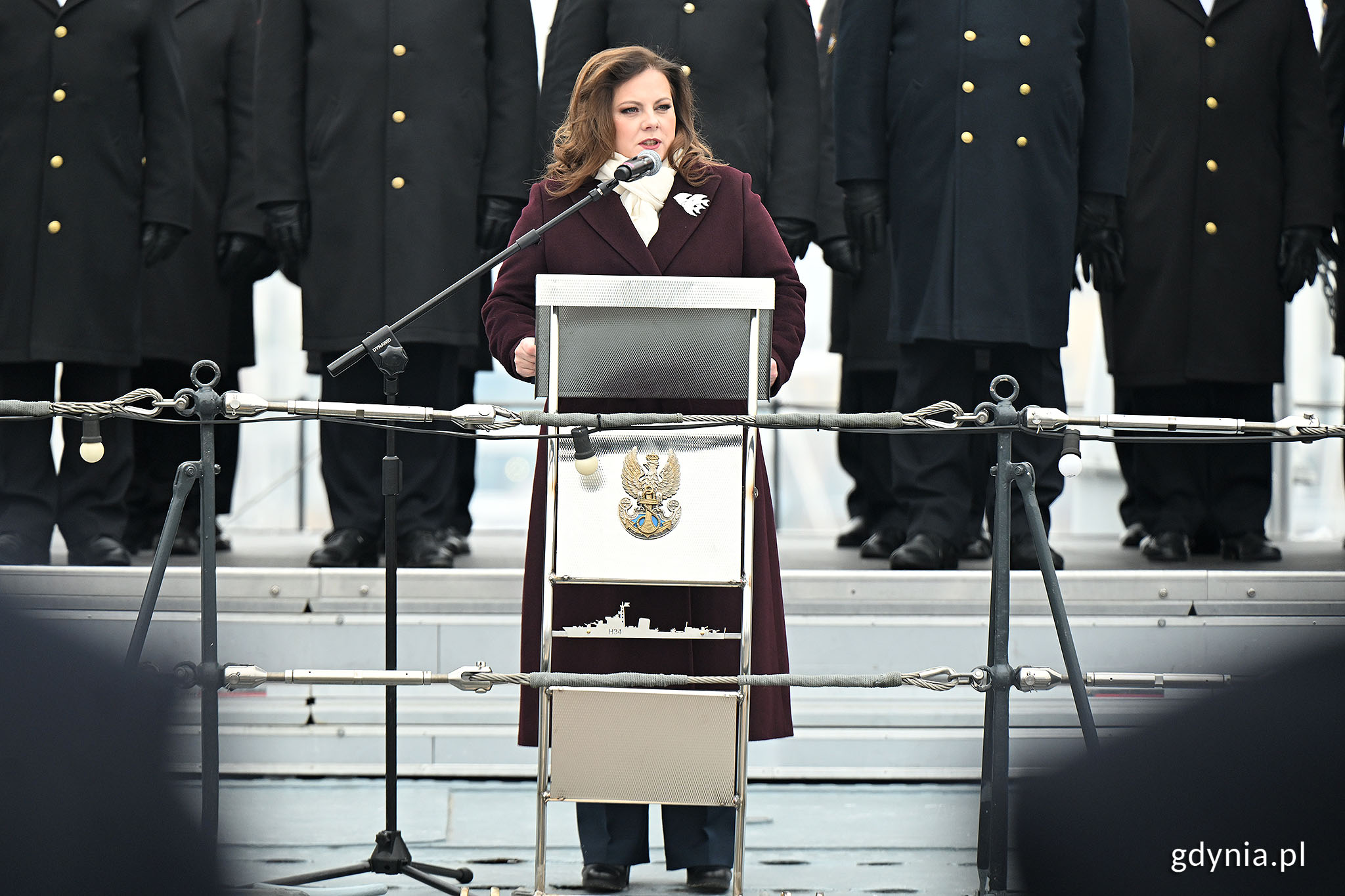Prezydent Gdyni Aleksandra Kosiorek przemawiające podczas oficjalnych uroczystościach z okazji 100. rocznicy nadania Gdyni praw miejskich (fot. Magdalena Czernek)