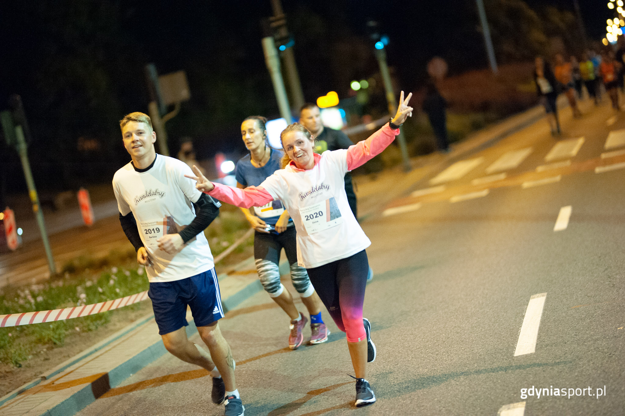 Uśmiechnięci biegacze podczas Nocnego Biegu Świętojańskiego w Gdyni