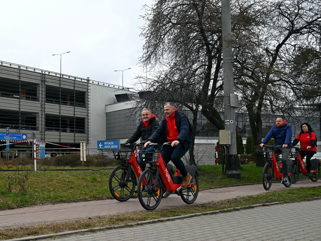 Z przodu (od lewej): Wojciech Szczurek - prezydent Gdyni i Jakub Furkal - radny Gdyni i oficer rowerowy. Z tyłu (od lewej): wiceprezydent Marek Łucyk i radna Gdyni Anna Myszka w Orłowie podczas przejazdu rowerowego na rowerach Mevo (fot. Magdalena Czernek)