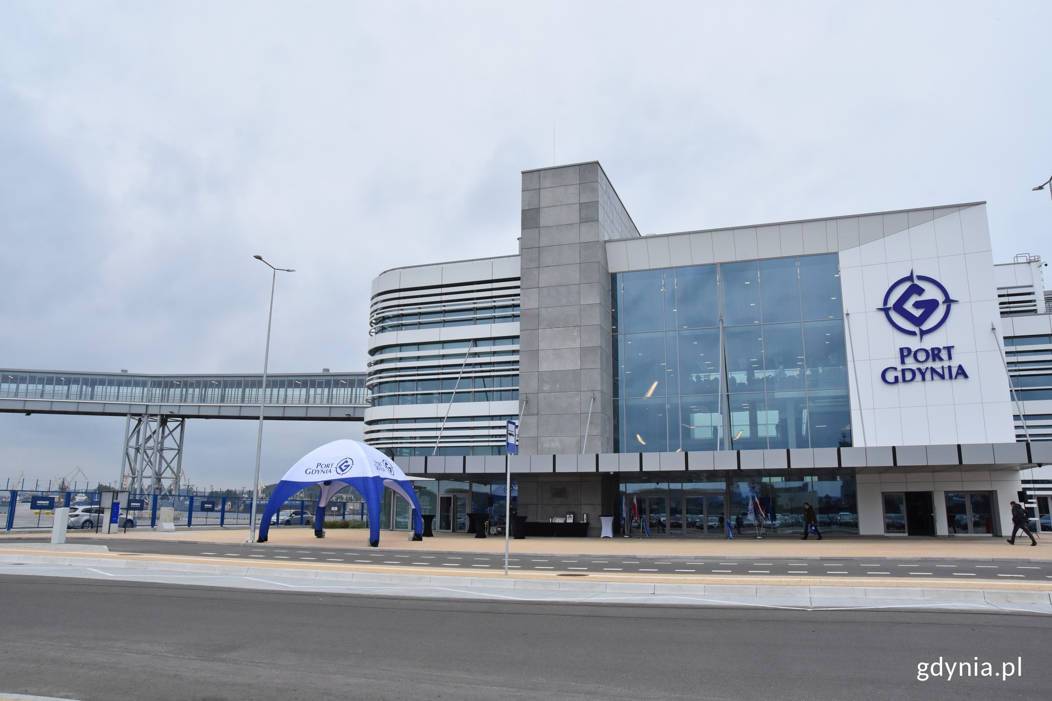 Tak od frontu prezentuje się nowy budynek terminala promowego w Gdyni, fot. Magdalena Czernek