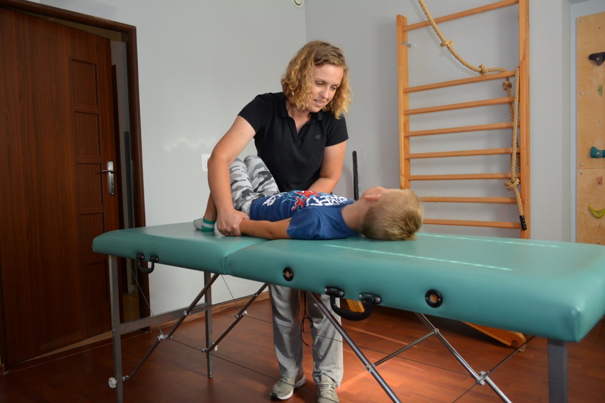 Na zdjęciu widzimy fizjoterapeutkę pracującą z dzieckiem podczas rehabilitacji w Centrum Diagnozy i Terapii FASD w Gdyni