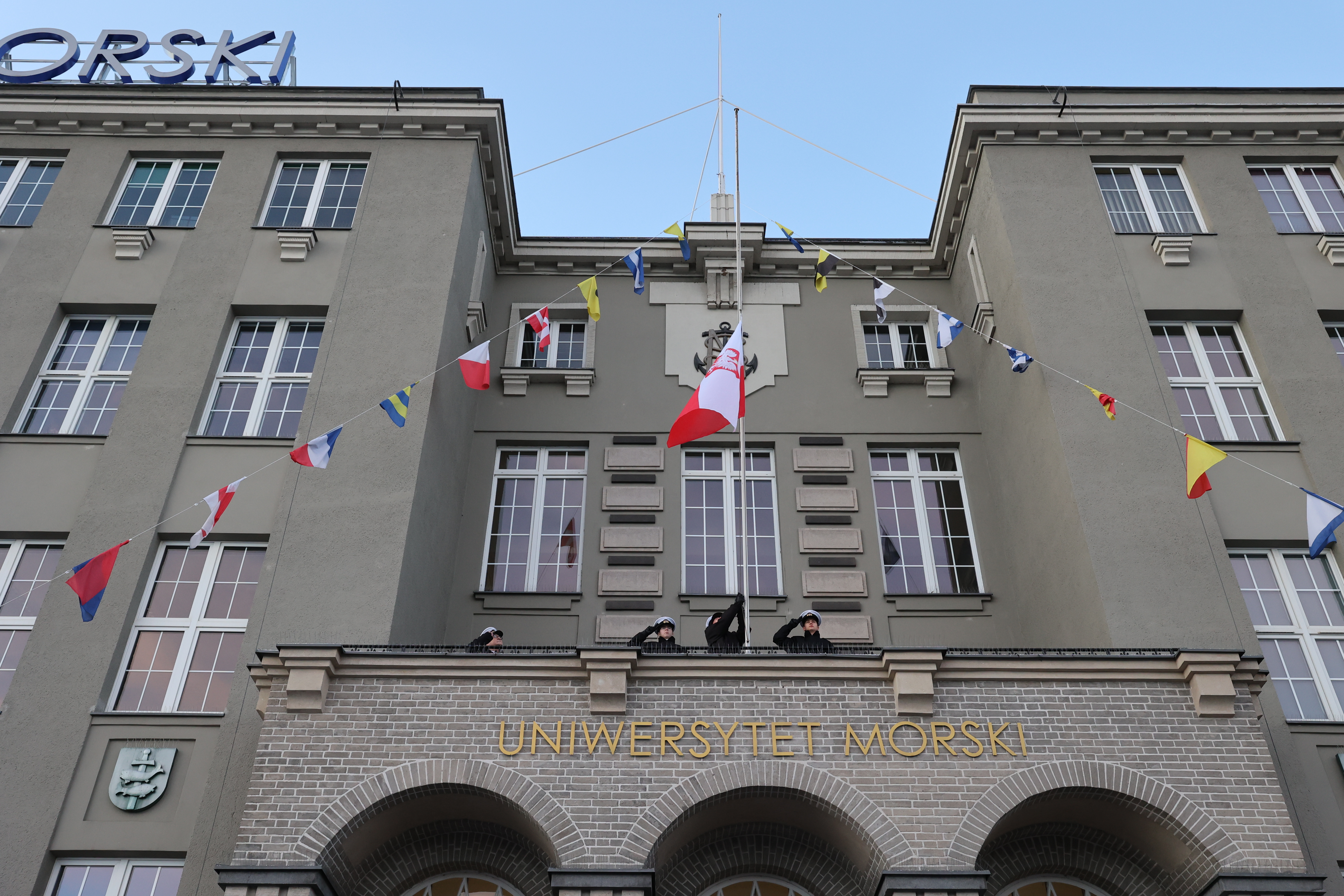 Podniesienie bandery na gmachu budynku Uniwersytetu Morskiego. Poczet sztandarowy wciąga flagę na maszt // fot. UMG