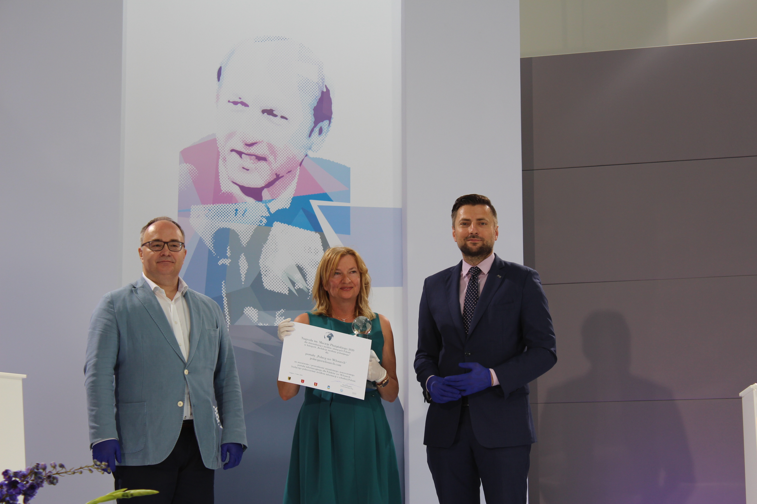 Na zdj. Agnieszka Barbara Gorzkowska (w środku), współredaktorka nagrodzonego portalu „Polacy we Włoszech" i Daniel Stenzel, rzecznik prasowy prezydent Gdańska Aleksandry Dulkiewicz (pierwszy z prawej), fot. Magda Śliżewska