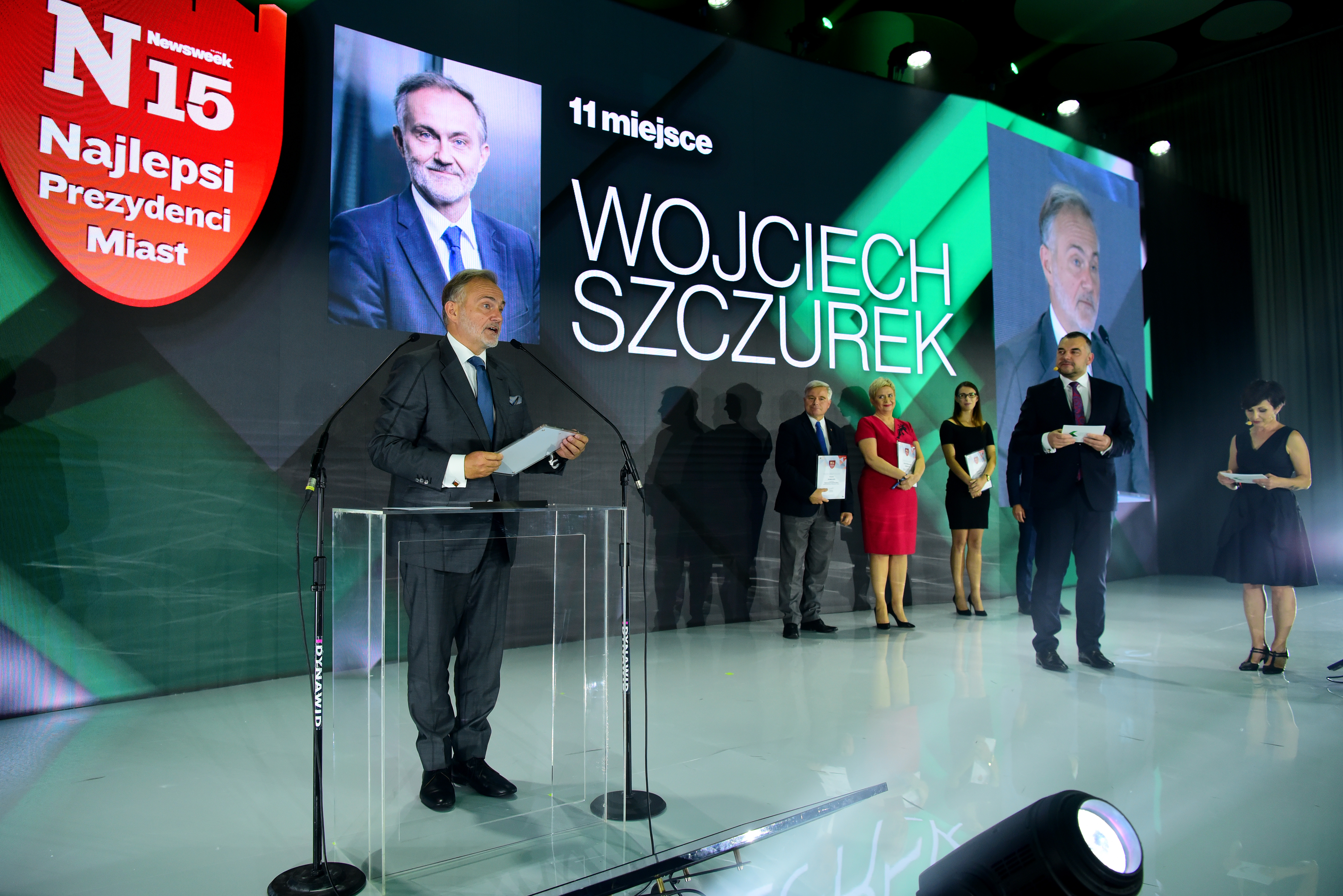 Wojciech Szczurek odbiera nagrodę za 11. miejsce w rankingu, fot. kongresregionow.pl