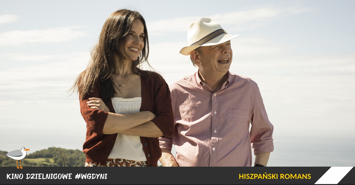 kadr z filmu "Hiszpański romans" mężczyzna i kobieta śmieją się na tle morza