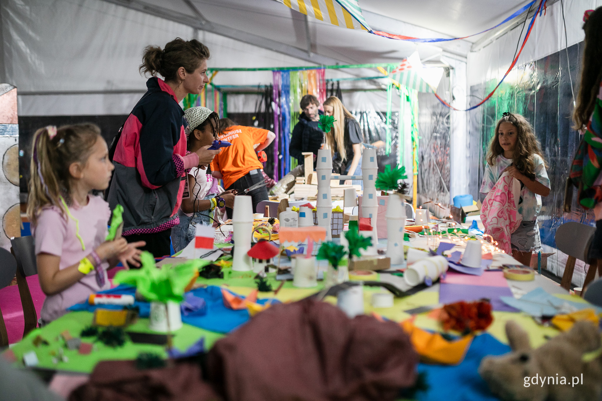 Warsztaty dla dzieci w strefie Kids Zone. Makieta miasta przyszłości // fot. Karol Stańczak