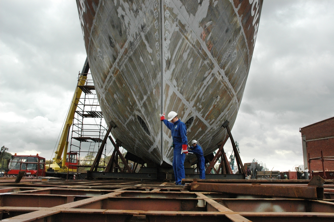 Na zdj. inspekcja kadłuba statku. Źródło: PRS
