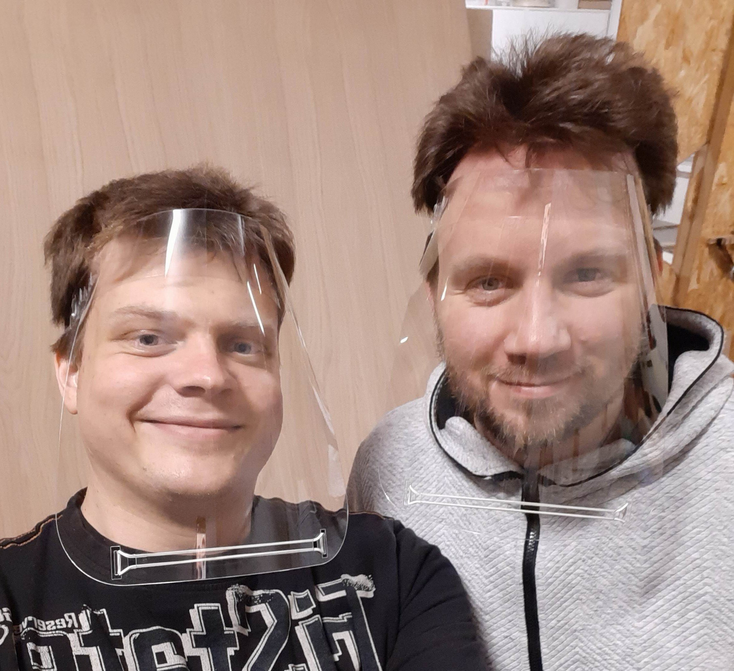 Autorzy wzoru masek, Mateusz Dyrda i Konrad Klepacki, fot. mat. prasowe FabLab