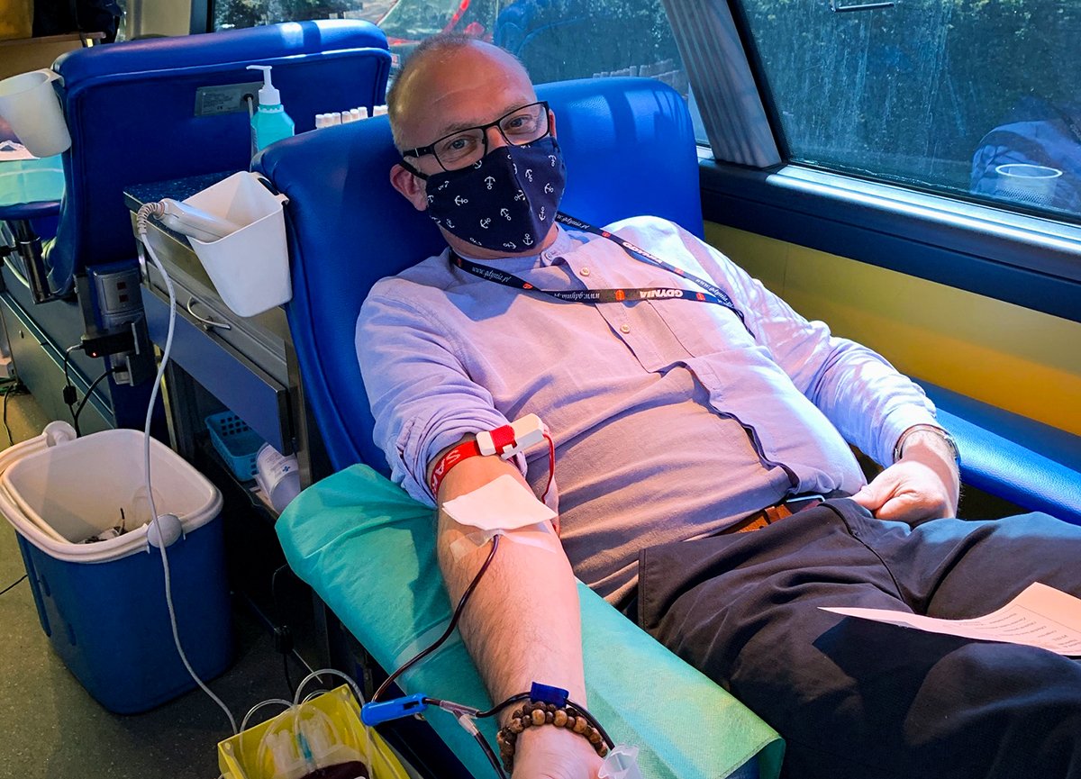 Michał Guć, wiceprezydent Gdyni ds. innowacji, oddaje krew w krwiobusie. Fot. Michał Guć/facebook