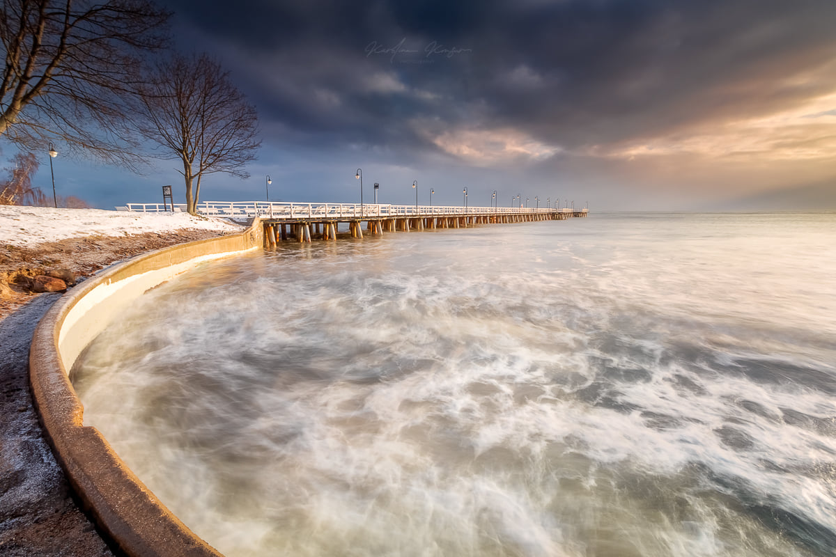 Zalana plaża przy molo w Orłowie. Fot. Karolina Konsur Photography z grupy "Gdynia w obiektywie" 