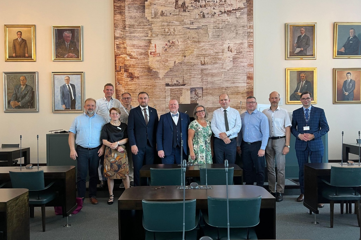 Wiceprezydent Gdyni Tomasz Augustyniak, radny Marek Dudziński, przedstawiciele Lubeki i Greifswaldu i Esa Sirviö - prezydent Kotki podczas spotkania w Urzędzie Miasta Kotki (fot. materiały prasowe)